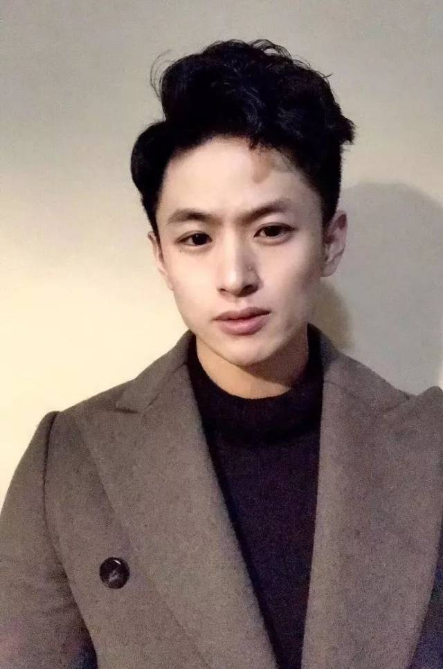 阅肌肉男无数的我果然没猜错 小哥哥是如假包换的男毛睿 他叫曾小辉