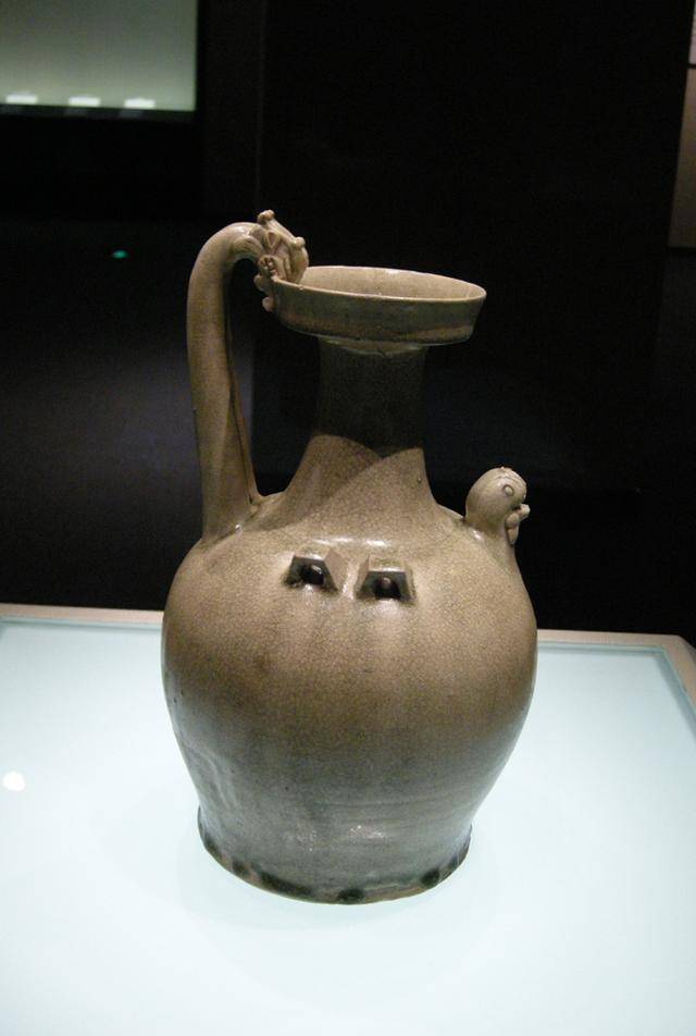 北朝青瓷种类不及南朝青瓷丰富,但是器物造型粗犷奔放,胎体厚重,结构