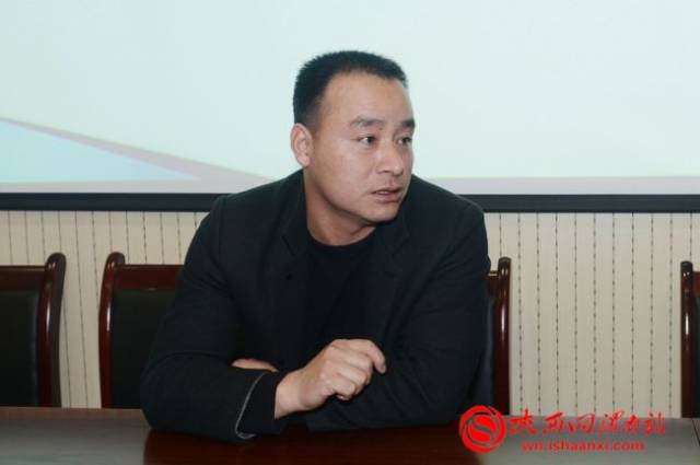 高新交警大队副大队长刘全红介绍育红路原来及现在路面交通秩序情况.