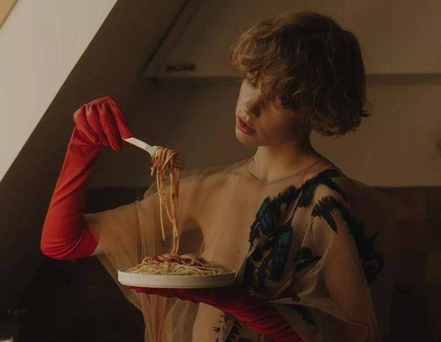 网红吃播催吐,直播跳河:失控的欲望,让人生都失