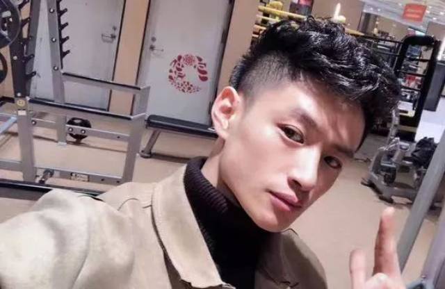 阅肌肉男无数的我果然没猜错 小哥哥是如假包换的男毛睿 他叫曾小辉