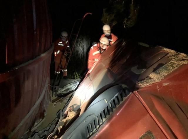 梧州·蒙山发生货车撞护栏交通事故,致一死一伤