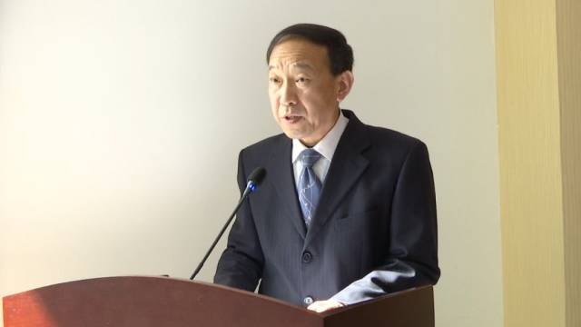 并作了说明;王志宏宣读了关于提请吴俊红等同志免职的议案并作了说明