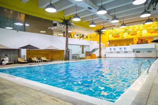 在御泉学游泳,想学不会都难