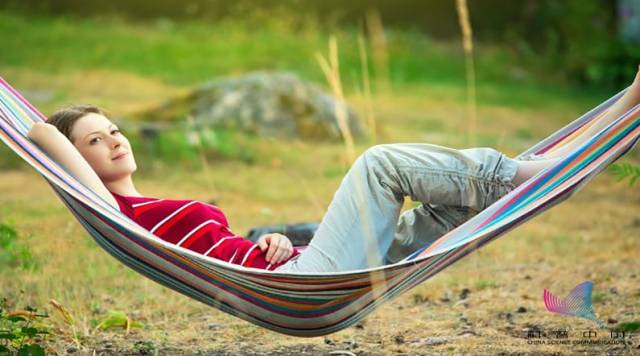 睡不好是床选错了?其实,"晃着睡"睡更香,记忆力更好