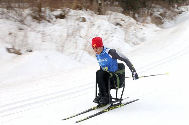 郑鹏在越野滑雪男子坐姿15km比赛中获得金牌.