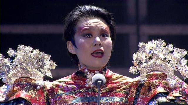 结石姐夺歌王她质疑国内同行水平低,网友:你行你上!她还真去了