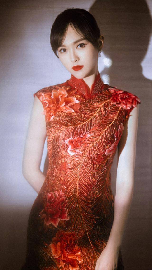 唐嫣红色旗袍搭配大红唇美得人移不开眼