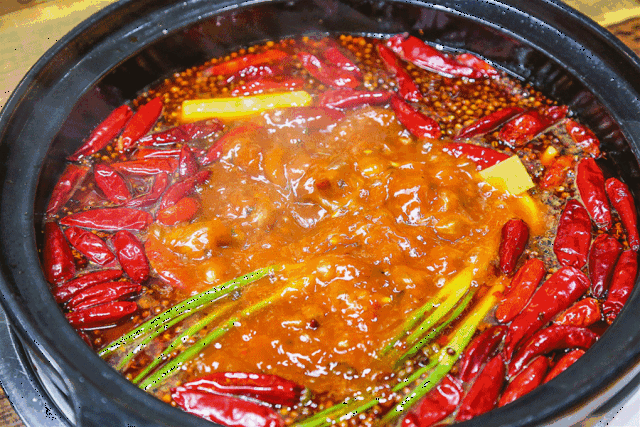 经过把火锅的醇厚和辣料鲜香糅合的奇香锅底 香麻的肉放进嘴里,满足感