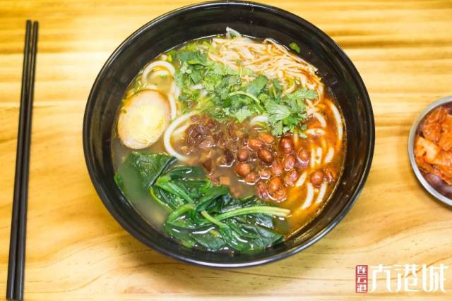 肉酱米线搭配泡菜简直绝配,大块肉酱,卤蛋更是增加了咸香,米线爽滑.