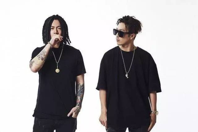 而当年他在yg的地位仅次于teddy.