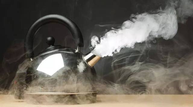 3.烧开水时,壶嘴附近几乎看不到"白气".