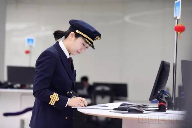 东航a350女飞行员