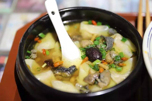 药膳乌鸡抄手 从未想象过抄手和药膳的搭配也能如此和谐甚至惊艳.