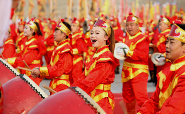 3月8日,山西太重鼓乐团在比赛现场进行表演.新华社发(梁子栋 摄)
