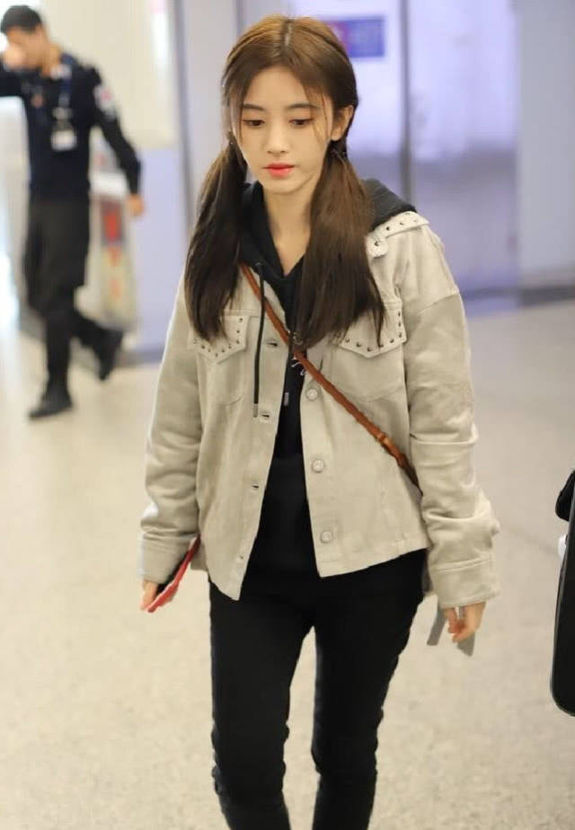 万能的牛仔被鞠婧祎穿得好清新呀,搭配条纹长袖,小仙女本仙!