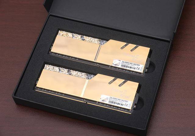 rgb 内存进化论,芝奇 trident z royal 皇家戟内存套装上手玩