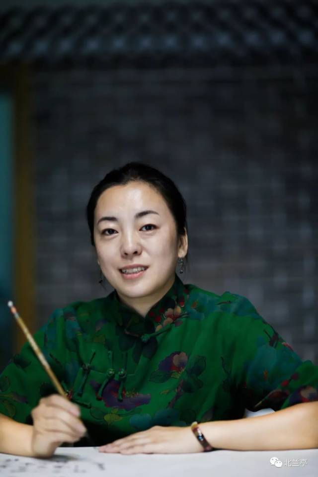 蔡梦霞,江苏泰州人.中国书法家协会女书法委员会委员.