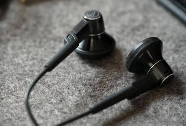 中高端平头塞对决!铁三角cm707对比创新air评测