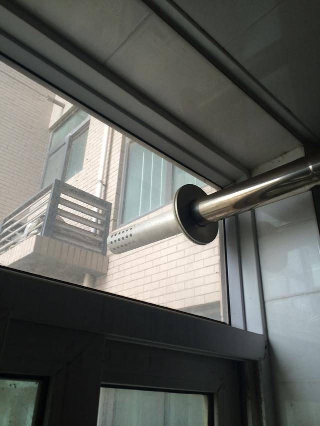 烦烦烦!遇到不省心的邻居,热水器排气管正对我家阳台,真倒大霉