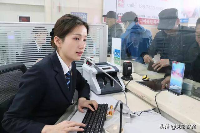 她們總能在旅客最需要時出現 極盡所能為旅客排憂解難 青年志願者