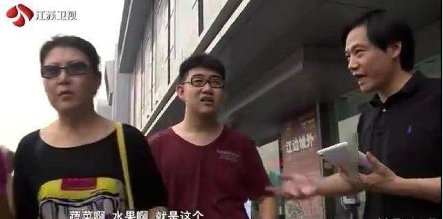 在江苏卫视的一期《赢在中国蓝天碧水间》节目中,雷军化身销售员,在
