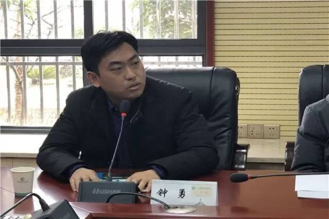 座谈会上,园区党工委委员,管委会副主任周俊华详细汇报了园区工作情况