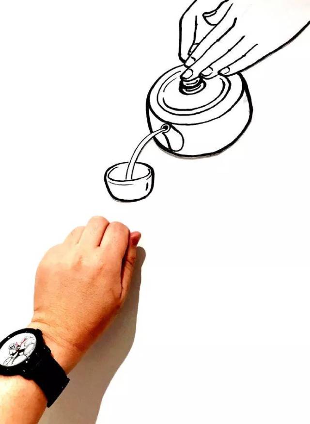 "我在门上画了一幅倒茶的图,这样当你敲门的时候感觉像是在用手指叩谢