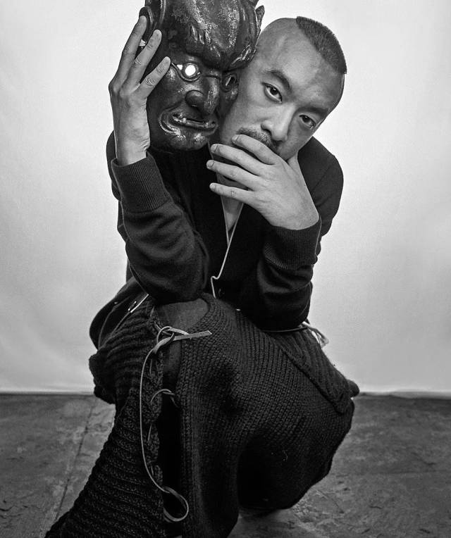 麦浚龙,五彩斑斓的黑