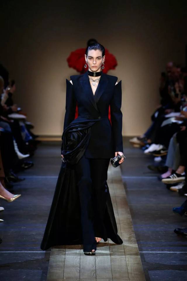 cola个人超爱这组 燕尾服的西装样式,超级娘man~手臂处的开口设计展现