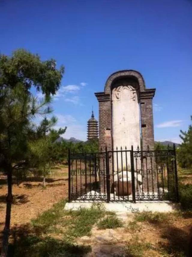 "敕建姚广孝神道碑"所言(少师)德全始终,行通神明,功存社稷,泽及