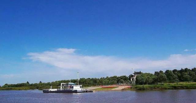 岛上有野生动物百余种,在这里你可以看到:新燕衔泥,喜鹊登枝,鹰击长空