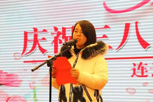 学校领导为"校三八红旗手"颁奖,受表彰代表范婧老师发言