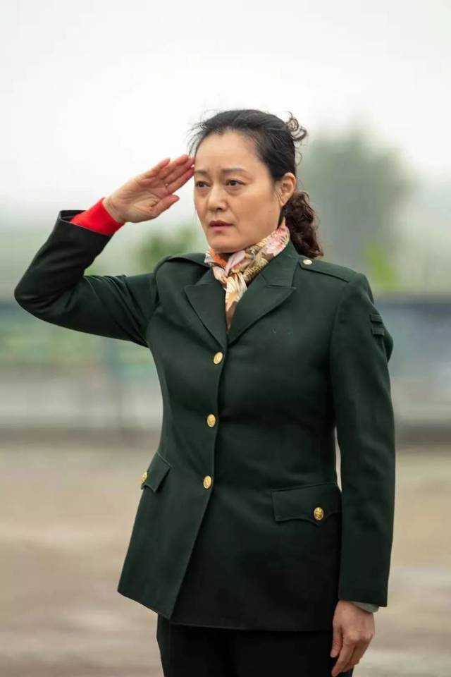 参战女兵冯晓玲向牺牲的战友敬礼