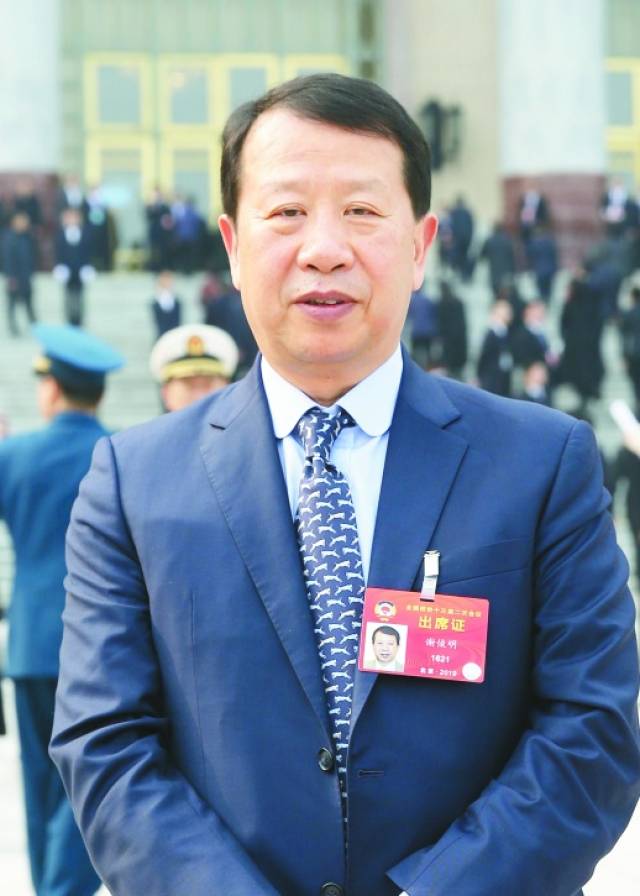 黄颖川 戴晓晓 广西日报记者 张冠年 海南日报记者 罗霞 湖北日报记者