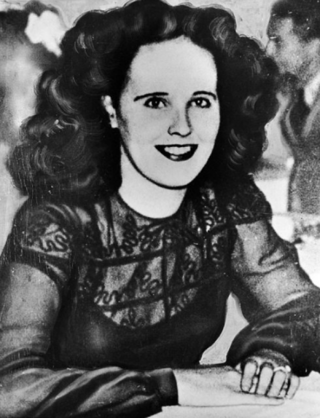 戒指也是黑色的,以此来树立冷艳形象,因而此案被称为"黑色大丽花"悬案