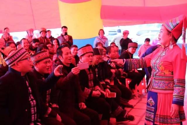 网红武宣婆,广西歌王郭秀莲在恭城瑶族文化街教山歌