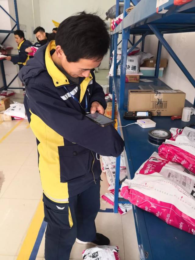 打过招呼,他把剩下的快递从车上搬下,熟练地贴好快递单,才抽出空来与