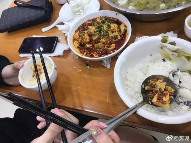 一个人点外卖商家给了4双筷子!女孩子的饭量,你根本想不到