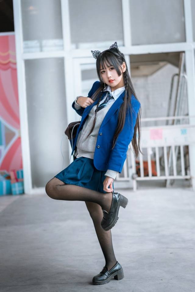 cos:漫展上的黑长直软妹.