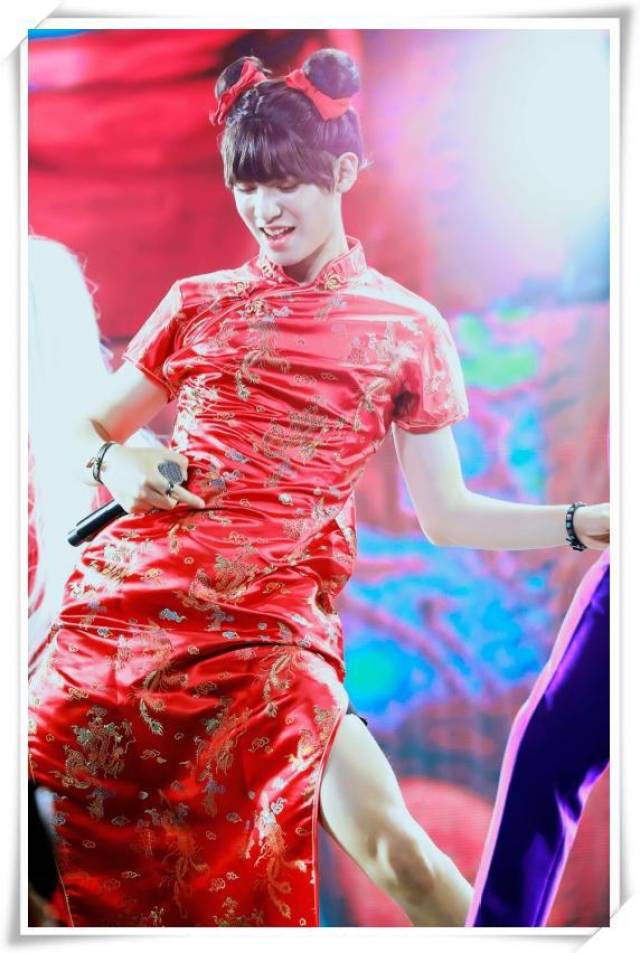 原创黄明昊真没浪费自己的精致脸!换上旗袍扎上辫子,竟比关晓彤还美