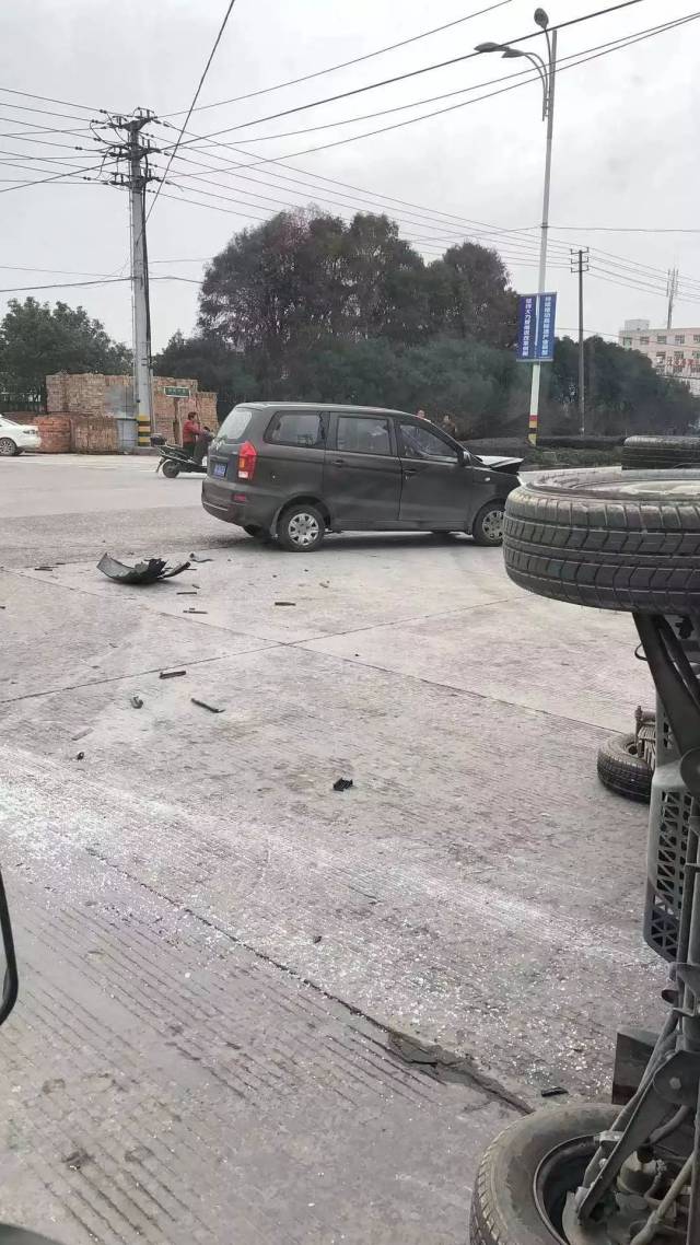 网友:今天上午9点半,龙港城东工业区路口发生一起车祸,一货车过弯速度