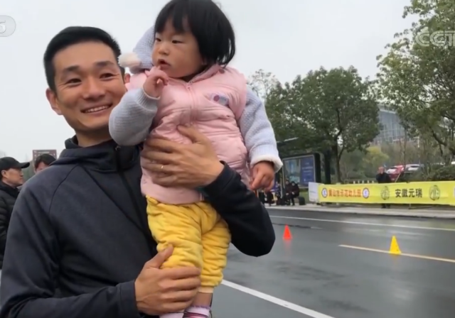 32岁奥运冠军刘虹产女复出!带1岁女儿参加比赛 三连冠破世界纪录