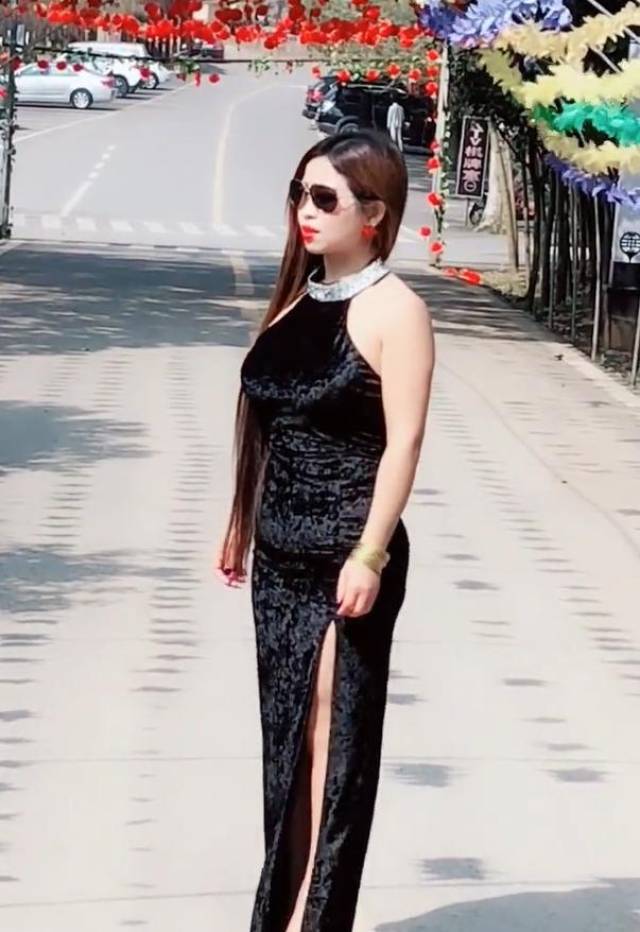 微胖美女穿上开叉裙,优雅又女人味十足!