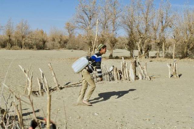 新疆和田县北部,村落是非常的神秘,一直以来都是深居在沙漠深处