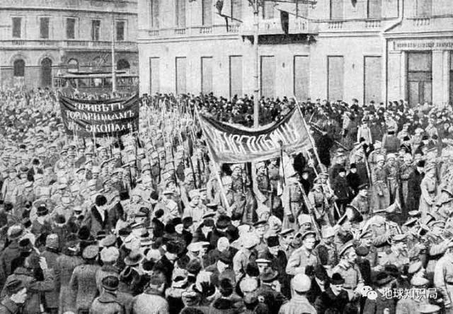 一直到了十月,随着"阿芙乐尔"号战舰的一声炮响,无产阶级攻占了冬宫
