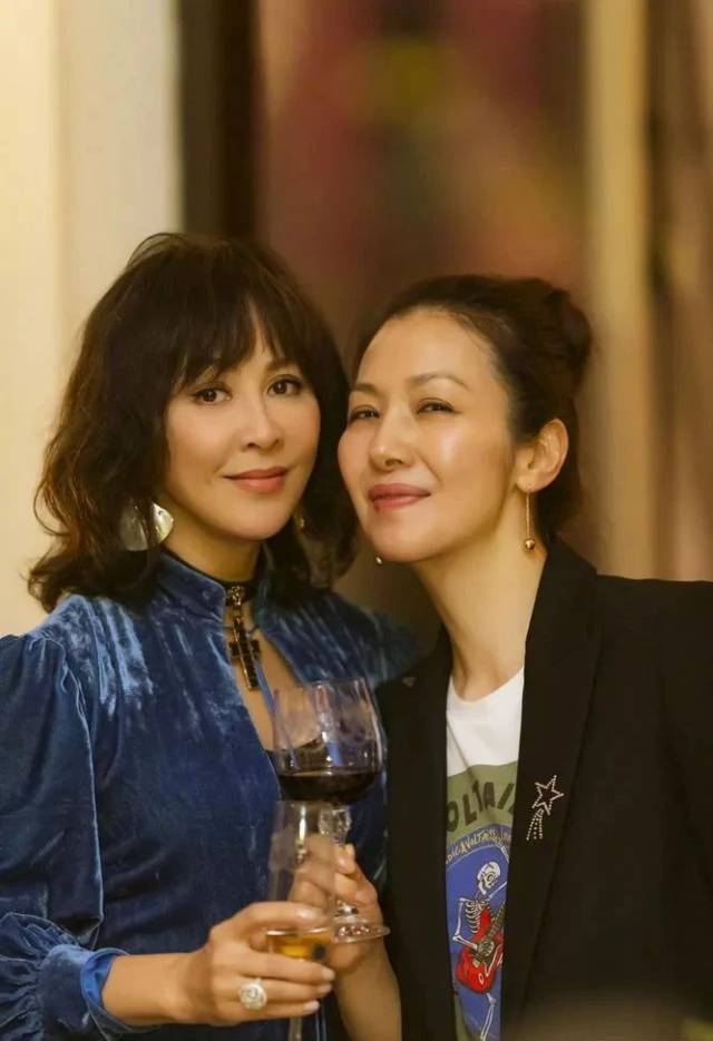 原创刘嘉玲又放大招,改良旗袍配"摇滚头",与林青霞同框气场赢了!