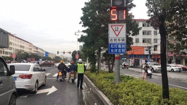 市区又一路口红灯亮时可右转!