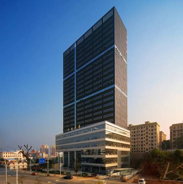 全国第一座光伏发电幕墙—中建大厦 可以自己发电哦 天南地北走一走