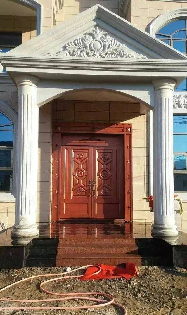 房子外立面采用真石漆装饰整齐美观.